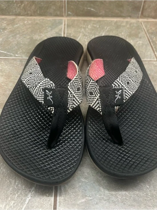 Chaco Women's 7 Black Classic Flip Sandals with Pink Accent Straps - Picture 3 of 9